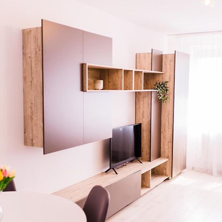Riverside White Apartment Сату Маре Екстериор снимка