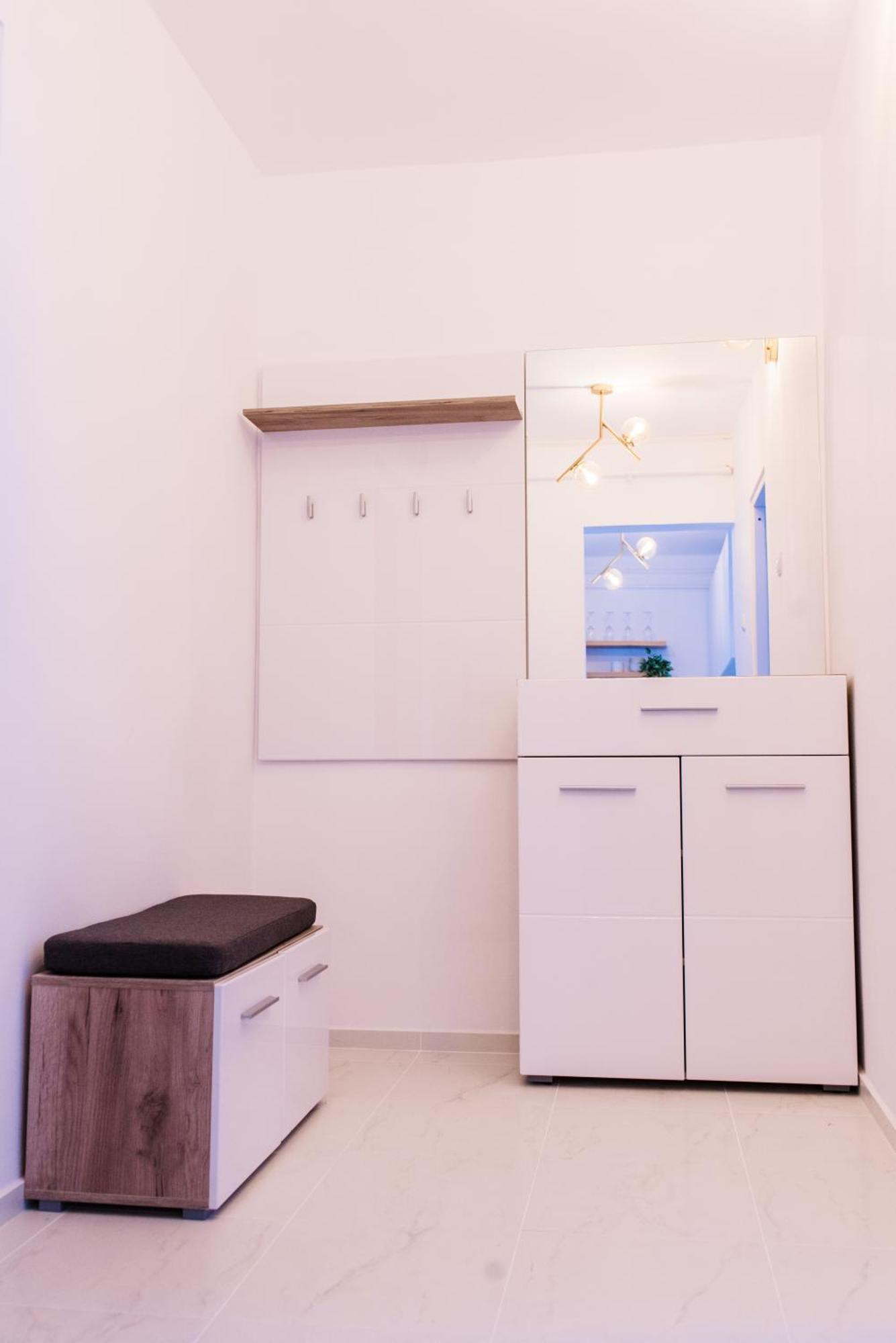 Riverside White Apartment Сату Маре Екстериор снимка