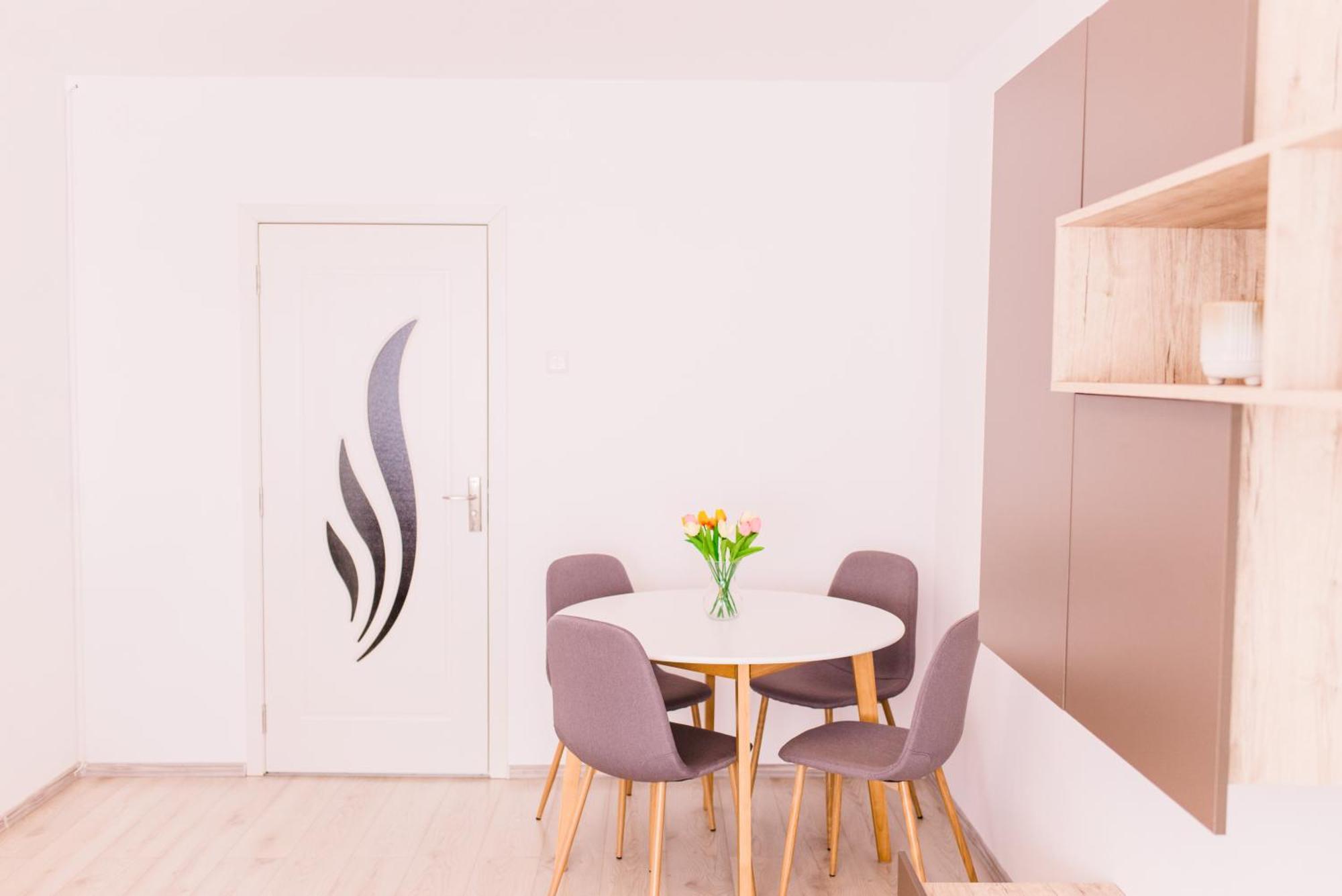 Riverside White Apartment Сату Маре Екстериор снимка