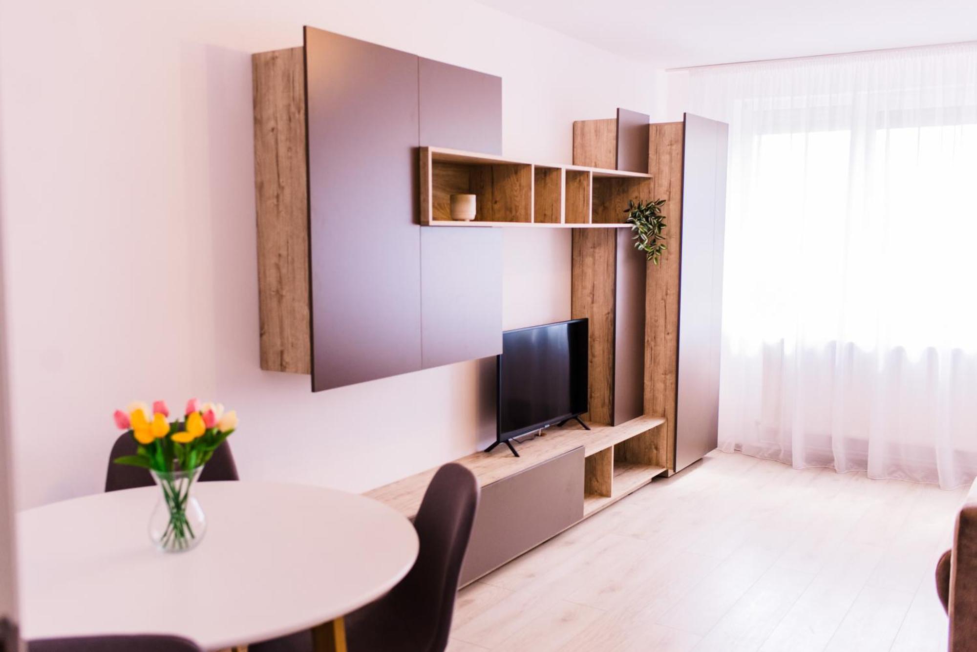Riverside White Apartment Сату Маре Екстериор снимка