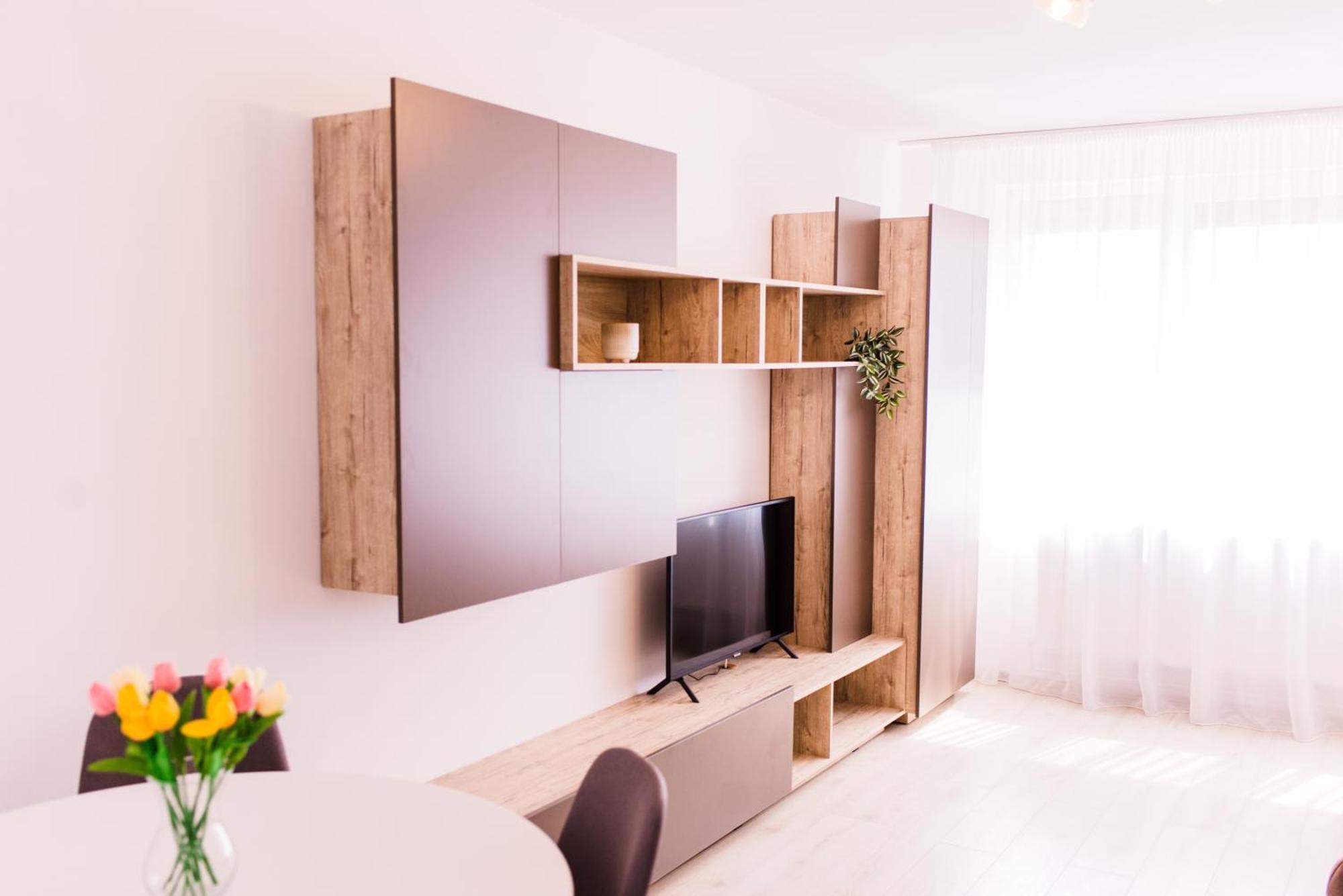 Riverside White Apartment Сату Маре Екстериор снимка