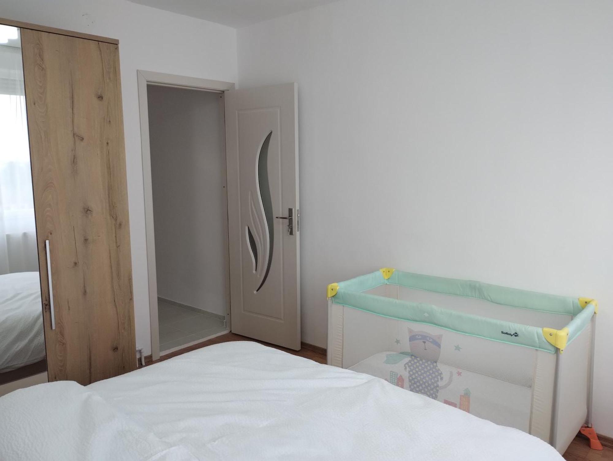 Riverside White Apartment Сату Маре Екстериор снимка